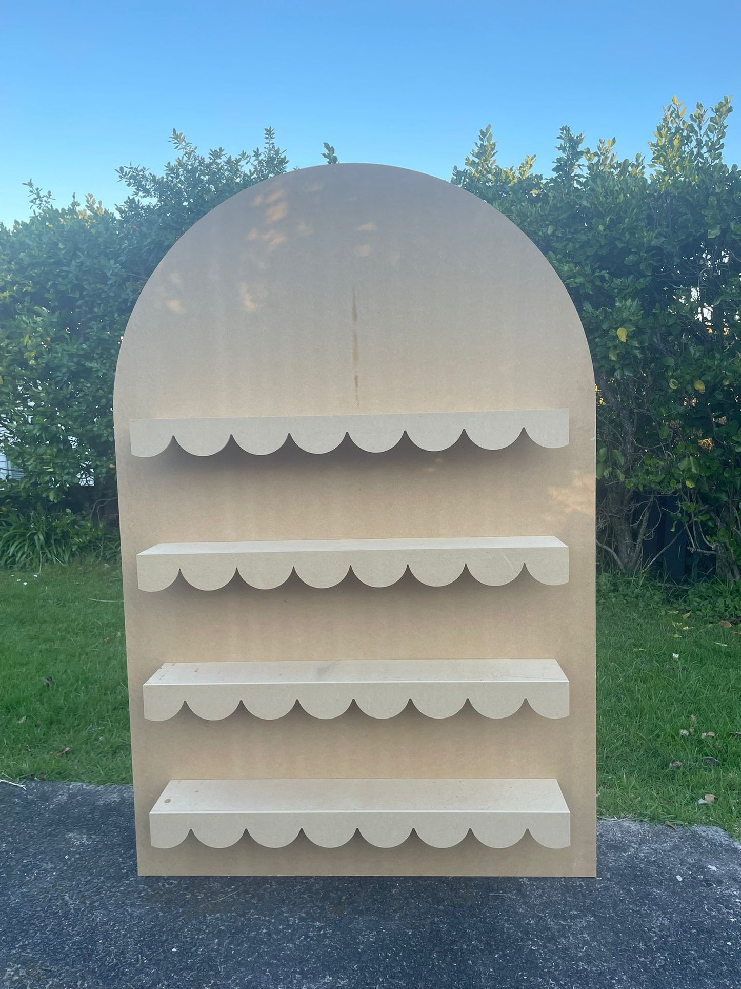 Scalloped Shelve Arch